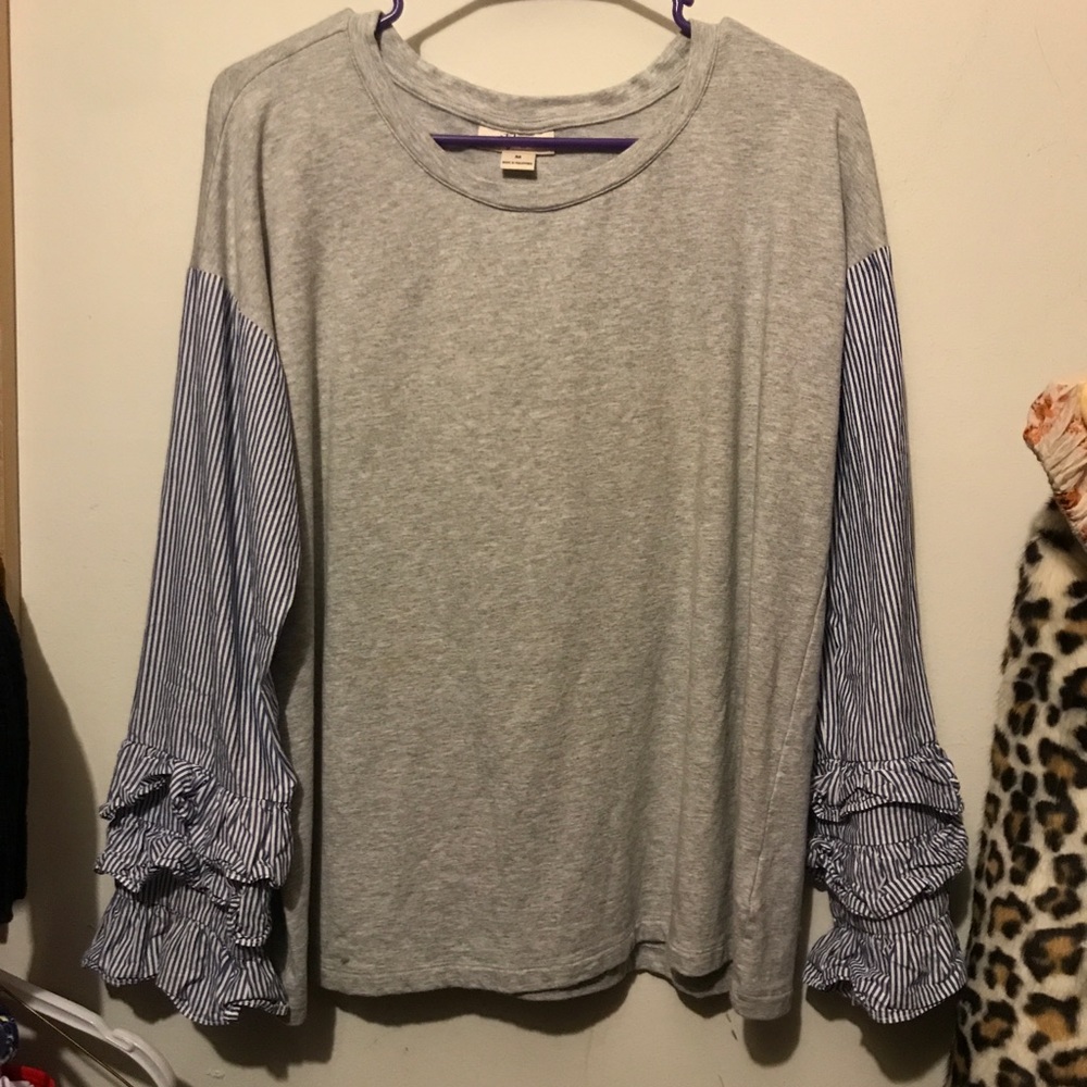 Soft top with ruffled seersucker sleeves